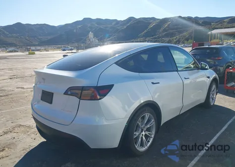 2023 Tesla Model Y Awd/Long Range Dual Motor All-Wheel Drive z USA, uszkodzony, nr VIN 7SAYGDEE0PF960363